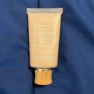 Tarte Amazonian Clay foundation, light-medium sand